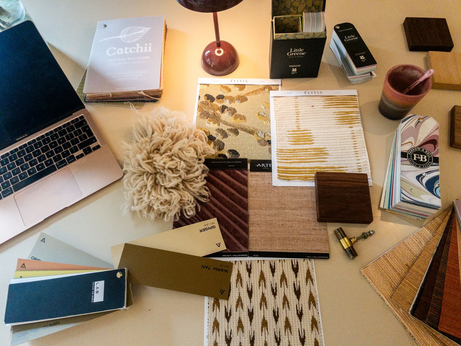 Moodboard met stof- en materiaalstalen die Liselot gebruikt tijdens interieursessies